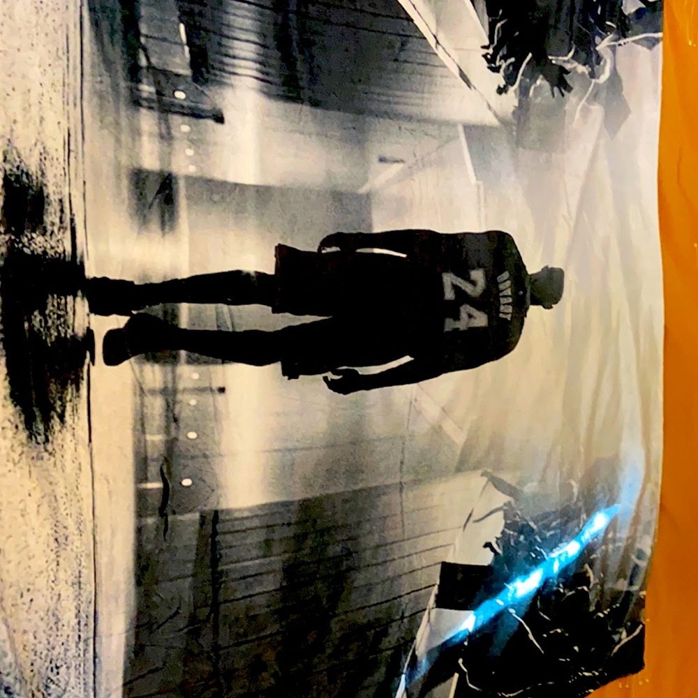 Soft blanket with a picture of Kobe Bryant and crowd